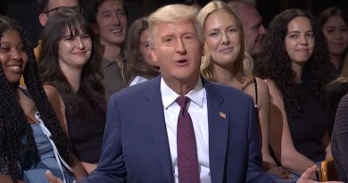 Taklit, izin alınmayan detaylarla komik anlar yarattı