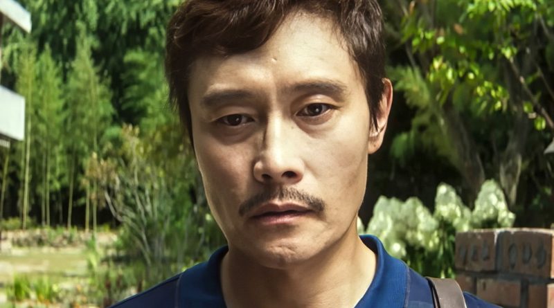 Görsel için alt metin önerileri: Karanlık, çarpık, büyüleyici bir sinema