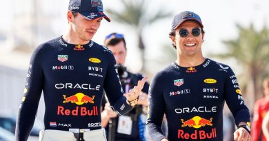 Pilotlar arasındaki dostluk, özel tasarım kask ve anlamlı notla canlandı