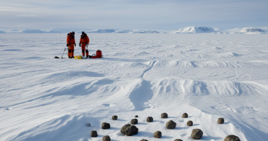 Buzullar saklar, gökyüzünden düşenler gün yüzüne çıkar