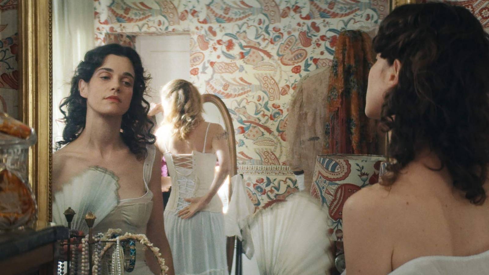 Yazarlık, aşk, İngiltere, Paris, beklenmedik bir yolculuk