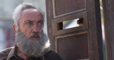 Son rolüyle Kier, sınırları zorluyor, tartışma yaratıyor