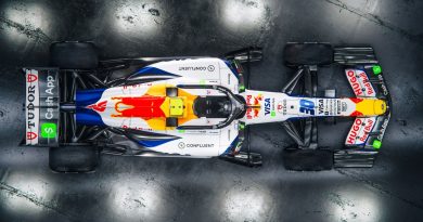 Detroit'te yarış tutkusu, geleceğin renkleriyle parladı