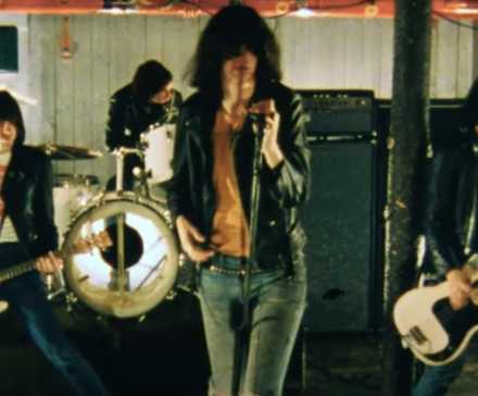 Synth-pop geri döndü, 80'ler ruhu yeniden soluyor