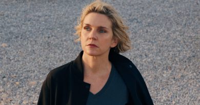 Gecenin yıldızı Rhea Seehorn, hak ettiği ödülü aldı