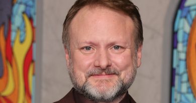 Yönetmen Johnson, eleştirilerden yılmadı, yoluna devam ediyor