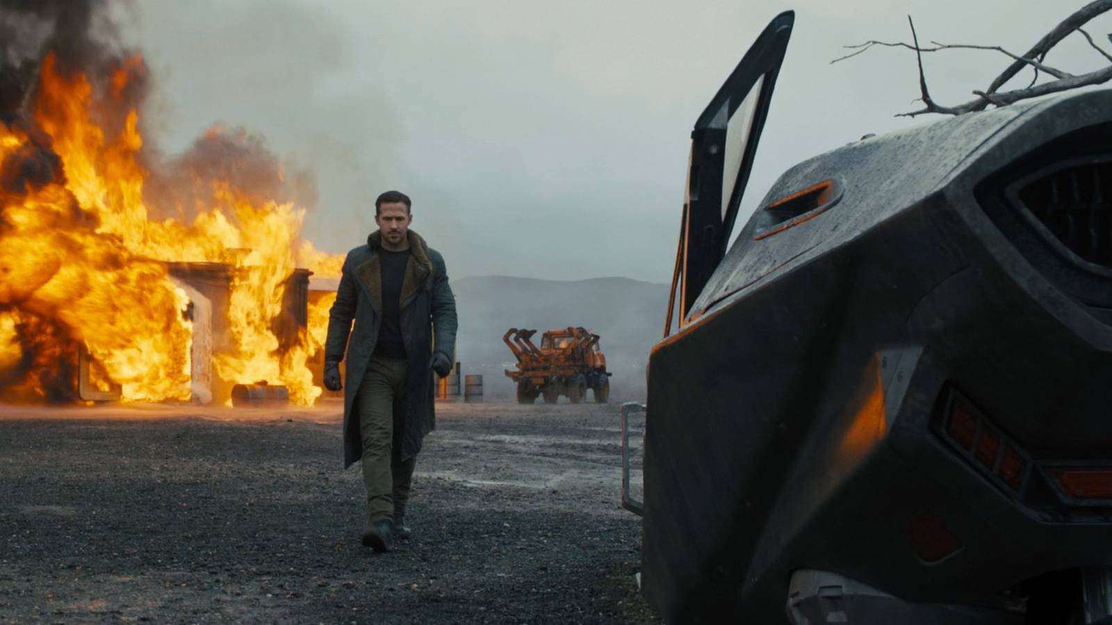 Neon ışıklar, yağmur ve distopik bir gelecek