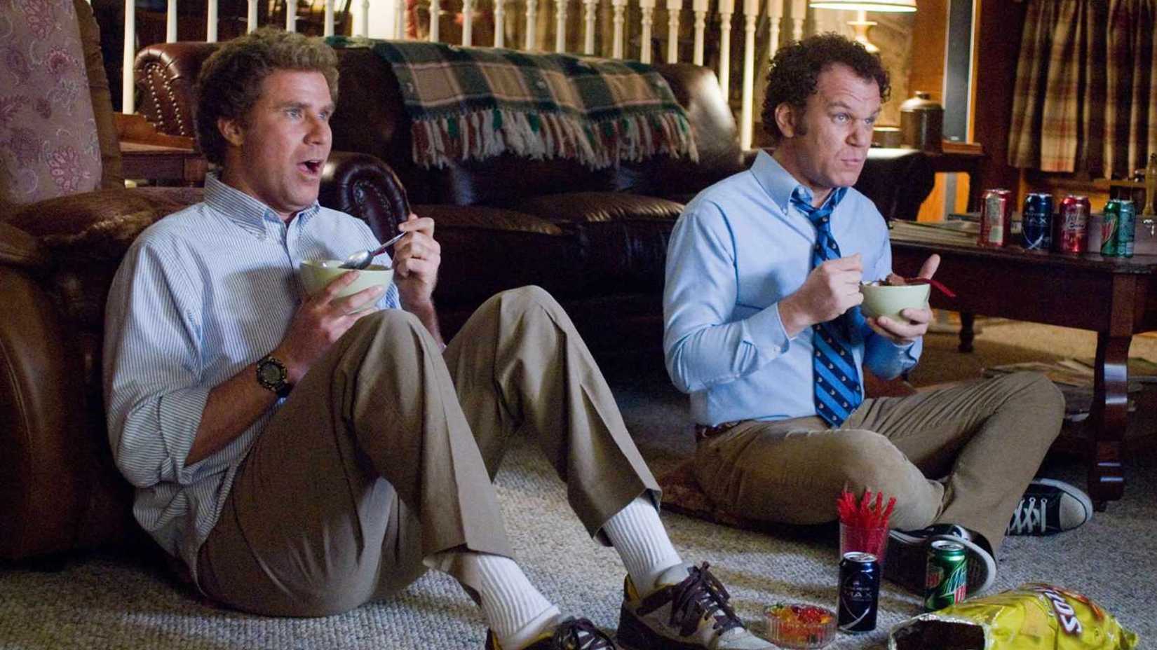 İki yetişkin adam, ev arkadaşı olmak zorunda kalıyor, kaos başlıyor!