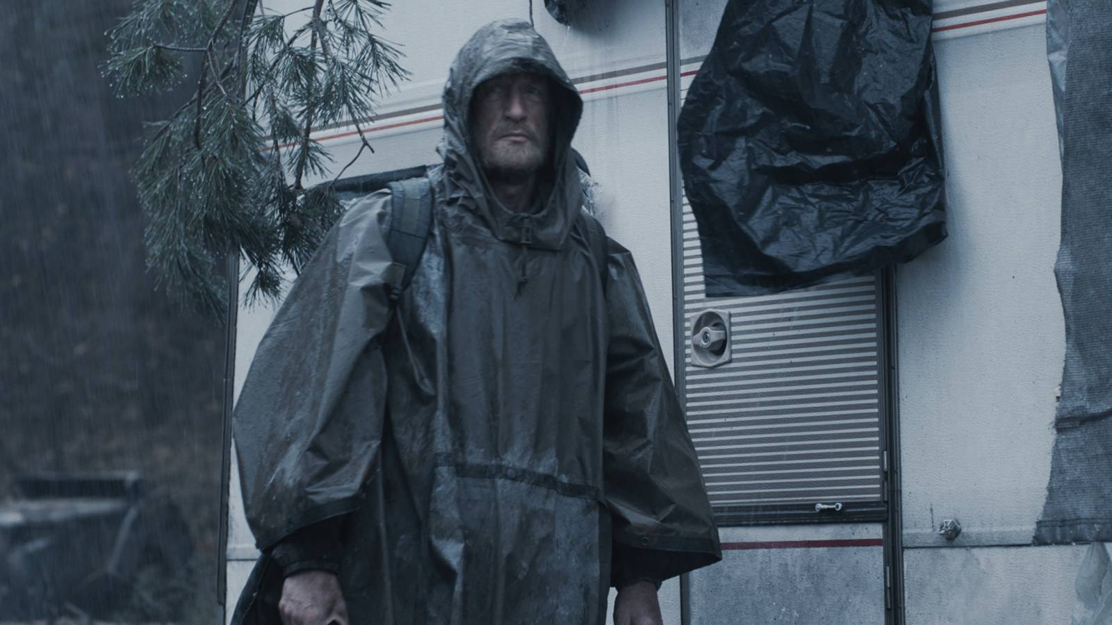 Karmaşık döngüler, gizem, büyüleyici atmosfer, derinlikli karakterler