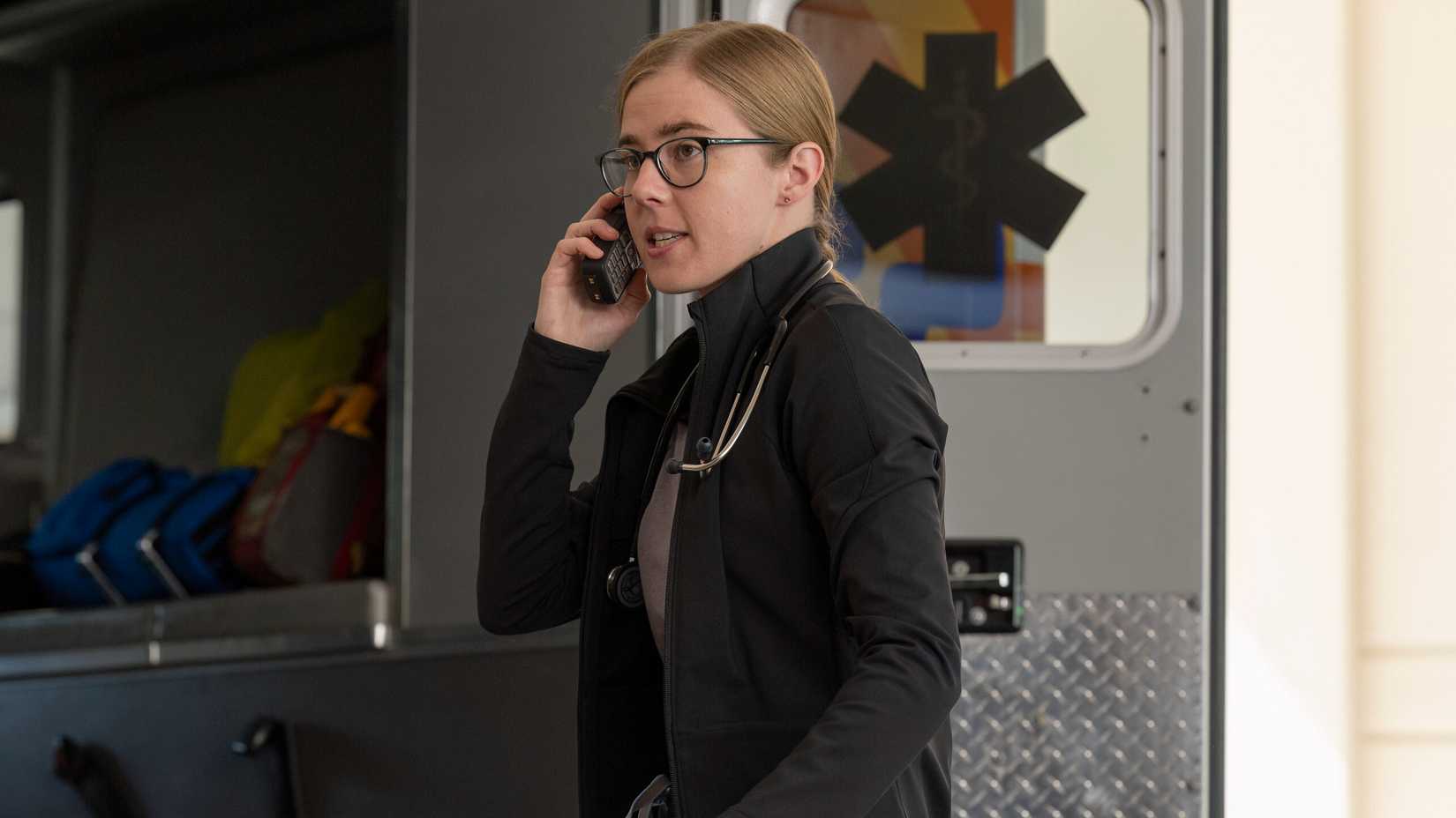 Gizemli bakışlar, gerilim yükseliyor, aşk kokusu mu?