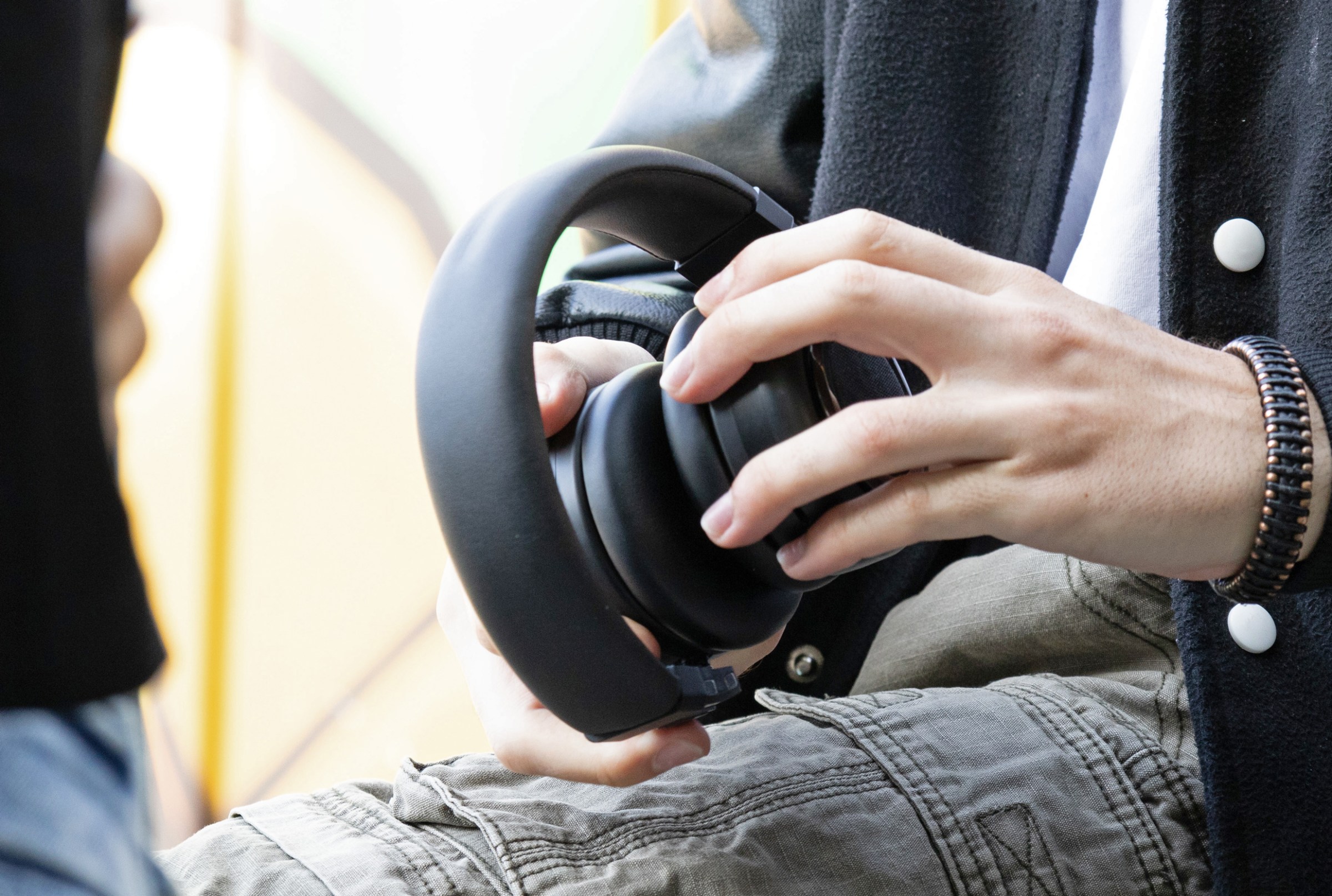 Müzik her yerde, kulaklarda da hoparlörde de