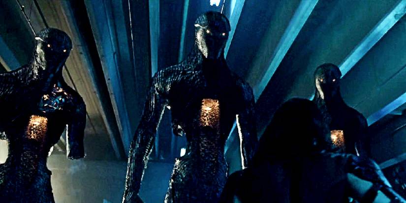 Karanlık bir gelecek, kahramanlar bir araya geliyor, evren çarpışıyor