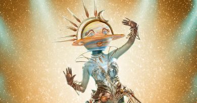 Galaksili sahne, merak uyandıran ses, kim bu yıldız?