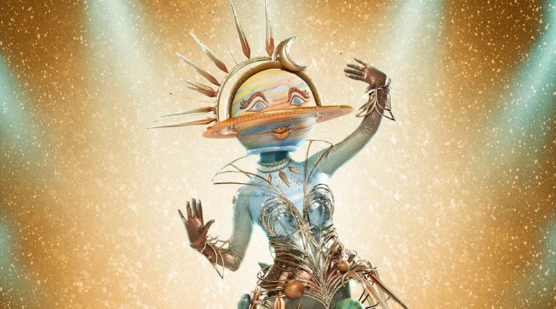 Galaksili sahne, merak uyandıran ses, kim bu yıldız?