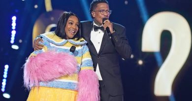 Komik yıldız sahneye çıktı, kimliğini gizledi, eğlence dorukta!