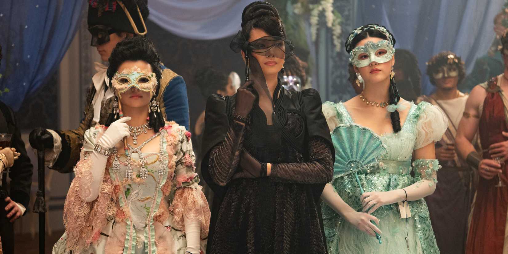 Maskeler, danslar, aşk fısıltıları ve Bridgerton ailesinin karmaşası