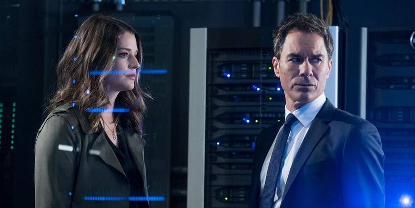 Zaman yolculuğu, gelecekten gelen kahramanlar, karmaşık ilişkiler