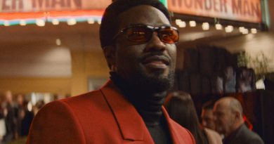 Hollywood parıltısı, gizemli planlar, kahramanlık ve entrika