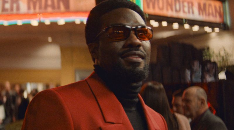 Hollywood parıltısı, gizemli planlar, kahramanlık ve entrika