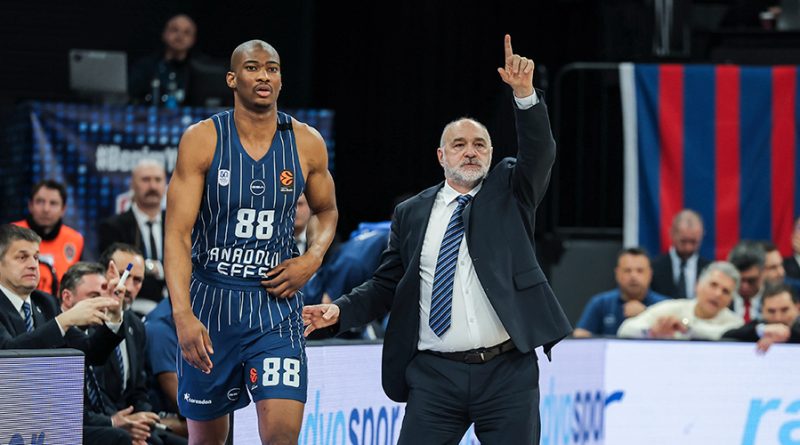 Genç yetenek Kai Jones, Anadolu Efes'te kalıyor!