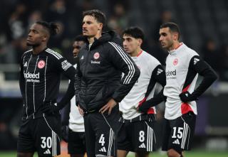 Savunma zafiyeti, özgüven eksikliği, Frankfurt'ta alarm zili