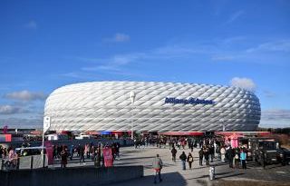 Futbol devleri sahada, taraftarın coşkusu eksiksiz!