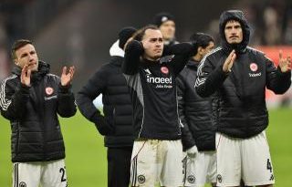 Diz sakatlığı, Frankfurt'ta endişe yaratıyor, Theate'nin durumu belirsiz