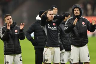 Diz sakatlığı, Frankfurt'ta endişe yaratıyor, Theate'nin durumu belirsiz