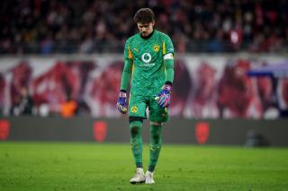 Yüzünde hayal kırıklığı, omuzları çökmüş bir sorumluluk