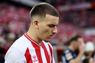 Yunan savunmacı Augsburg'da parlıyor, dikkatleri üzerine çekiyor