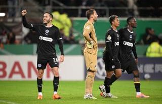 Yeşil çimenler, heyecan dorukta, gol bekliyor!