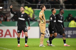 Yeşil çimenler, heyecan dorukta, gol bekliyor!