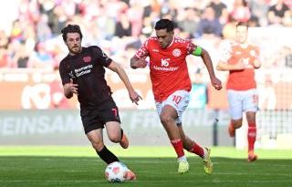 Yeşil çimler, coşku dorukta, gol bekleyişi sürüyor