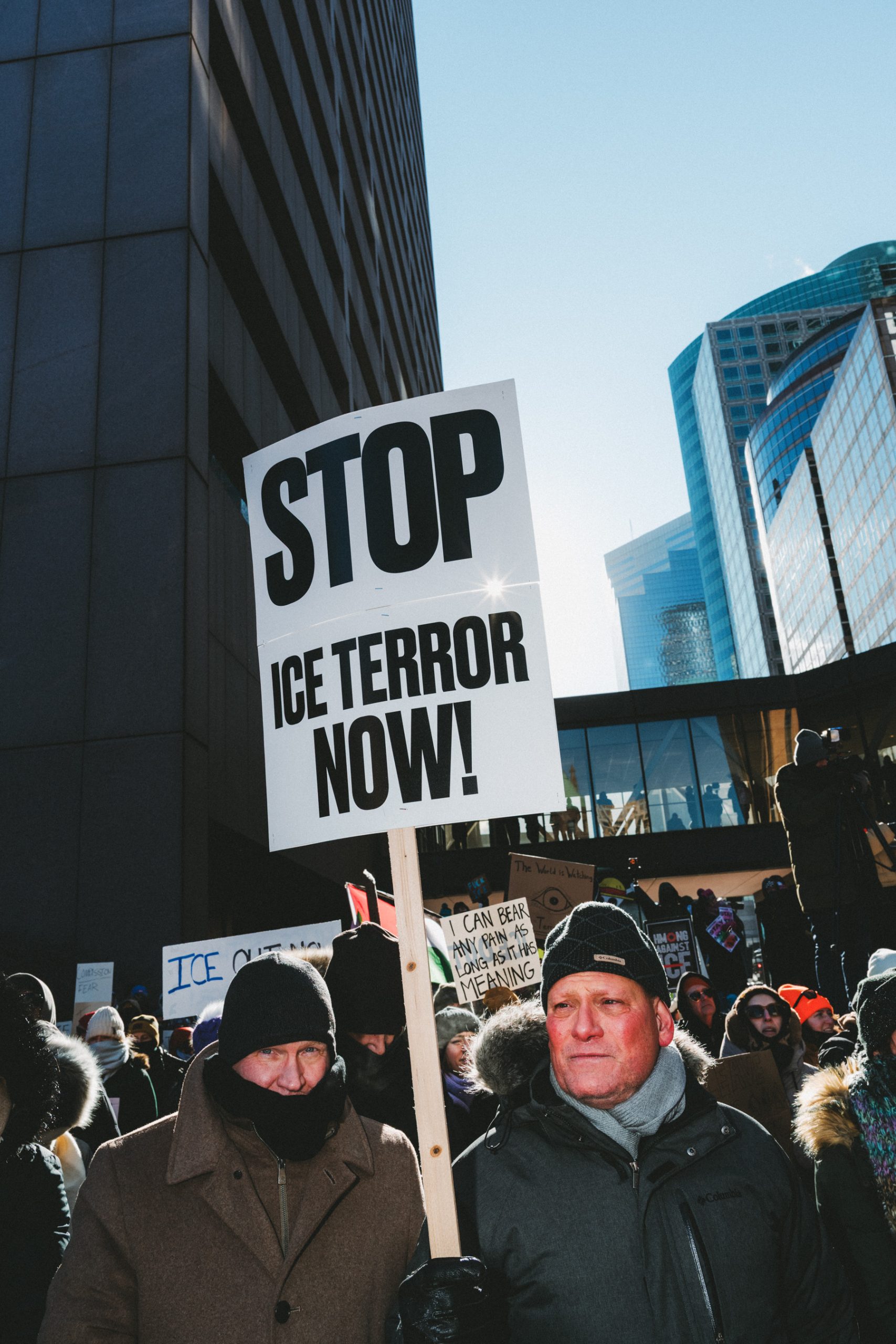 Minneapolis'te direniş yükseliyor, binlerce insan bir araya geldi