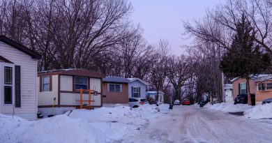 Gözler uzaklara dönük, sessizlik, umut ve endişe karışımı