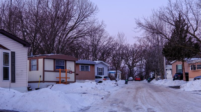 Gözler uzaklara dönük, sessizlik, umut ve endişe karışımı