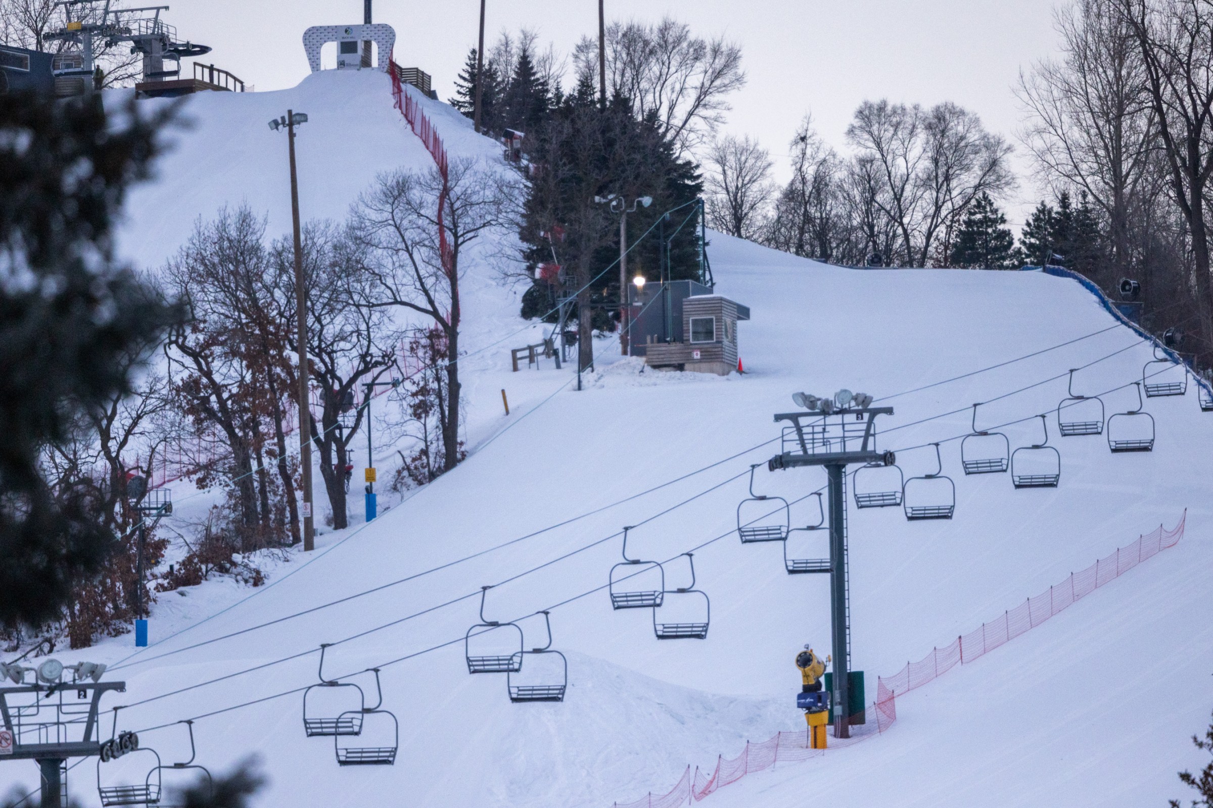 Gözler uzaklara dönük, sessizlik, umut ve endişe iç içe