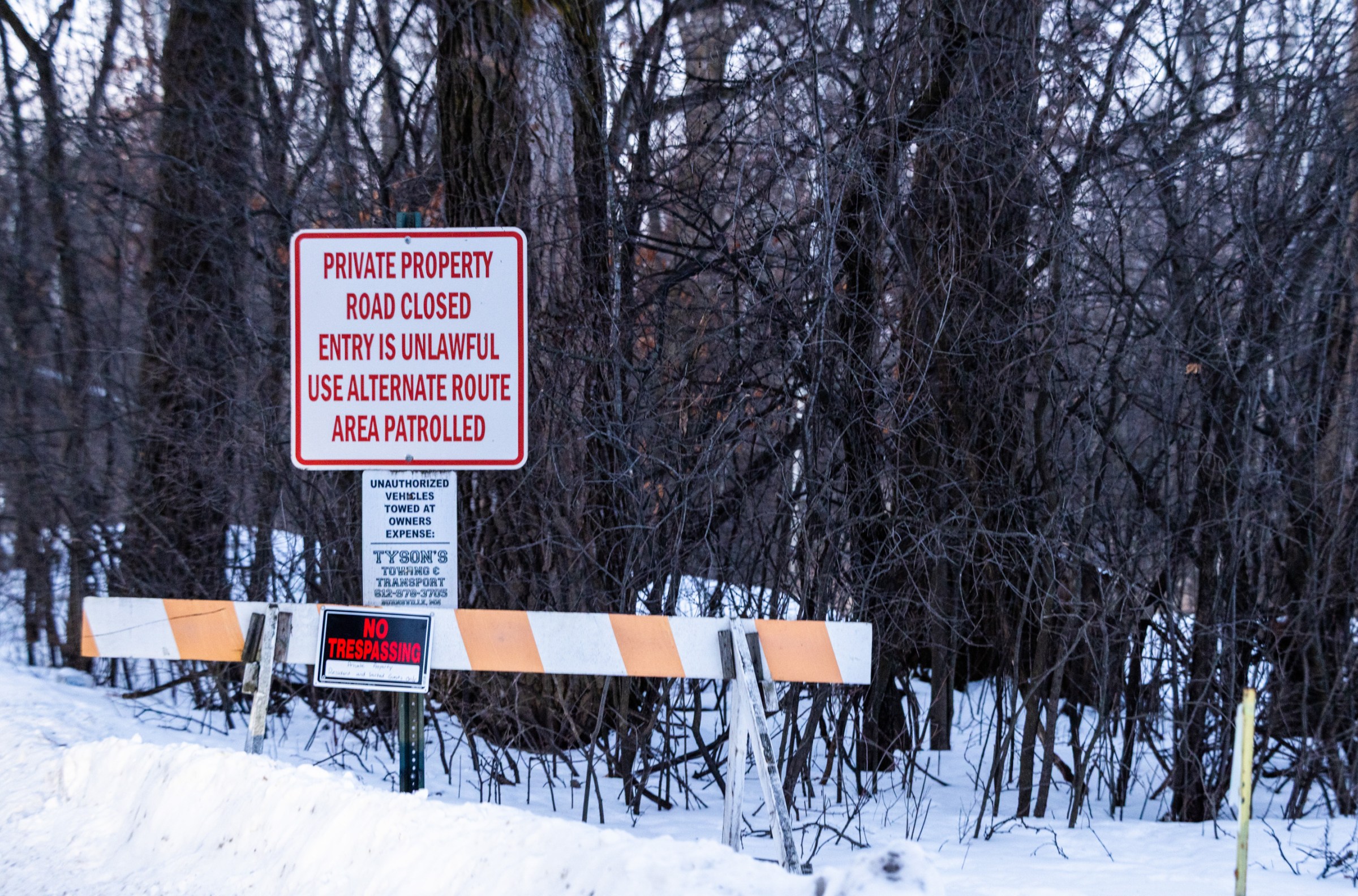 Sessizce bekleyiş, gölgeler uzuyor, umut kırılgan