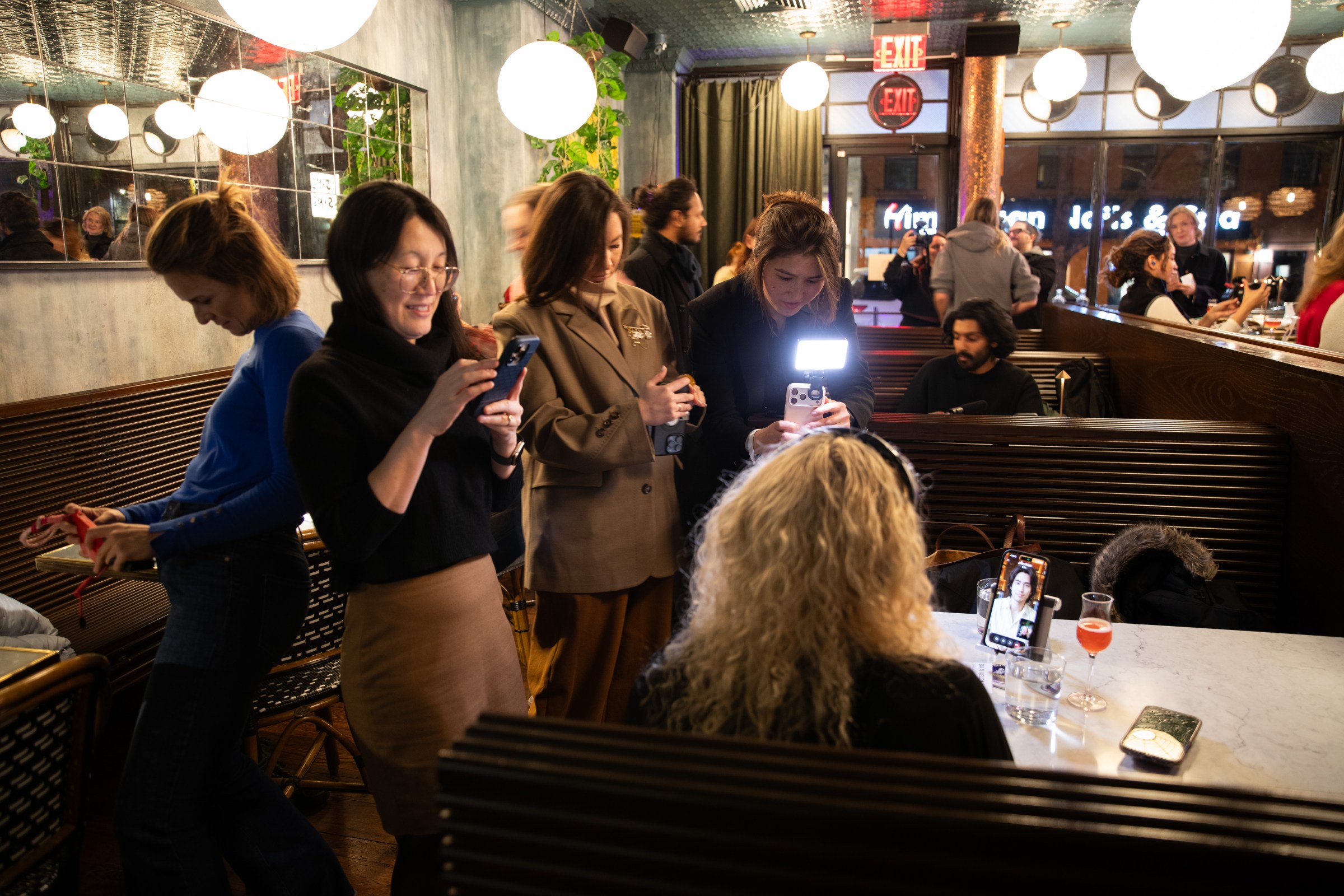 Sanal randevu, New York, yapay zeka, aşk, gerçeklik sorgusu