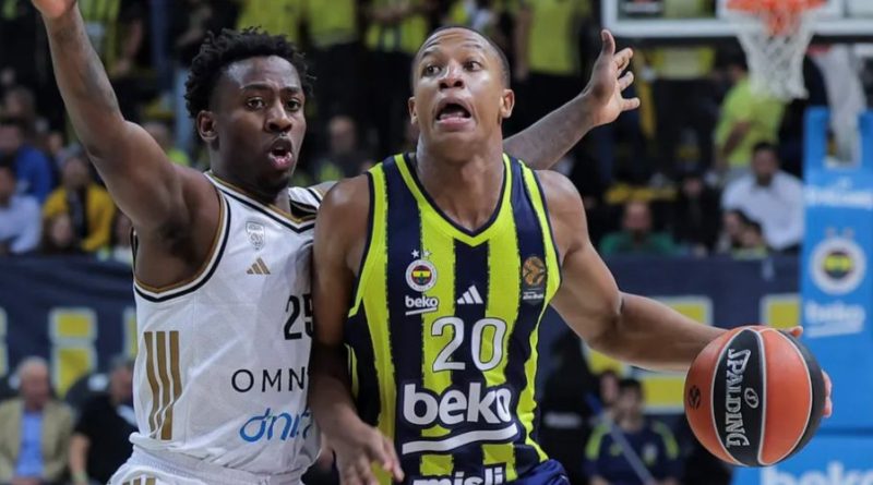 Devon Hall'un dizindeki kaza, basketbol sahalarına ara demek