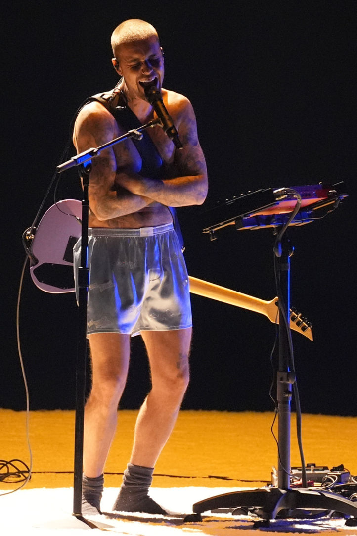 Cesaret, şok, moda, protesto, müzik, sahne, Bieber, Bad Bunny, Grammy