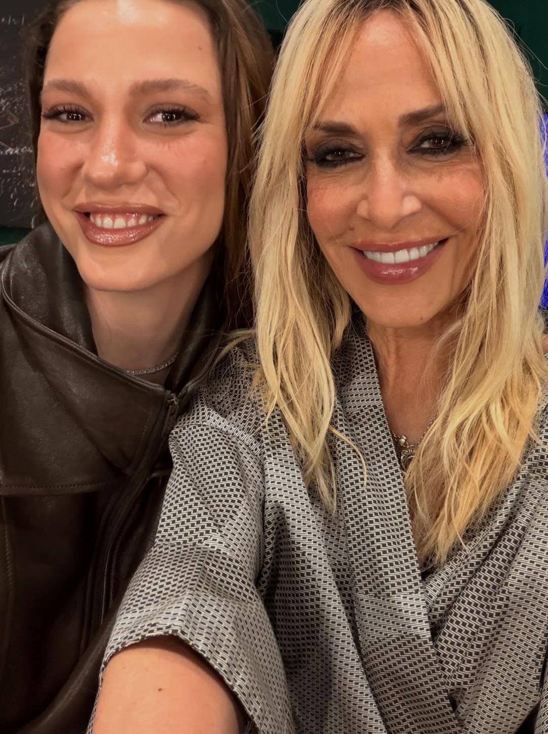 Gülüşüyle ışıldayan o bacaklar, yine olay!