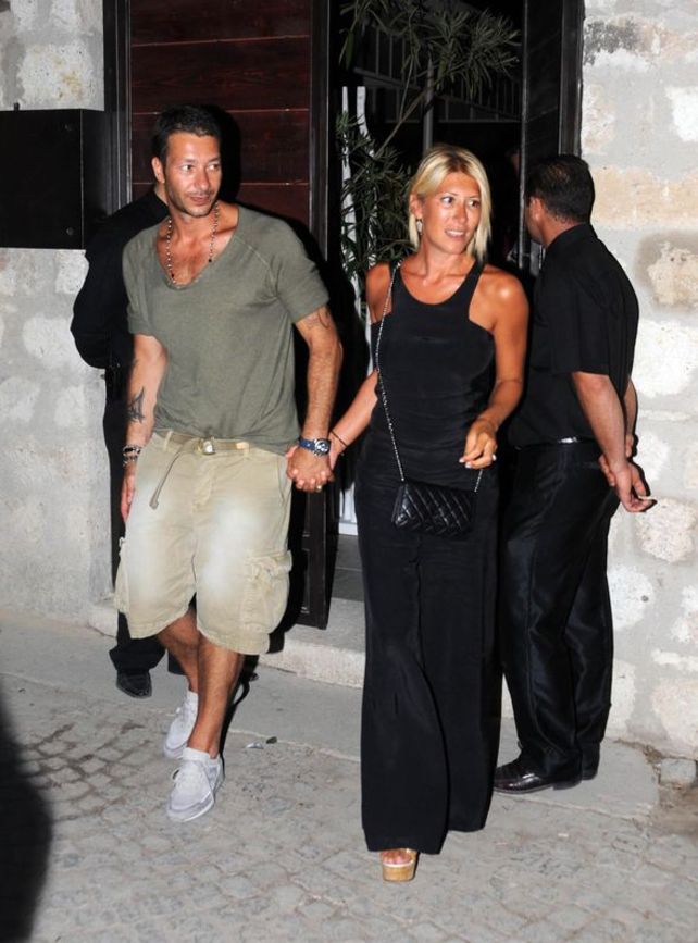 Gülüyorlar, mutlulukları yüzlerine yansımış, tatlı bir an