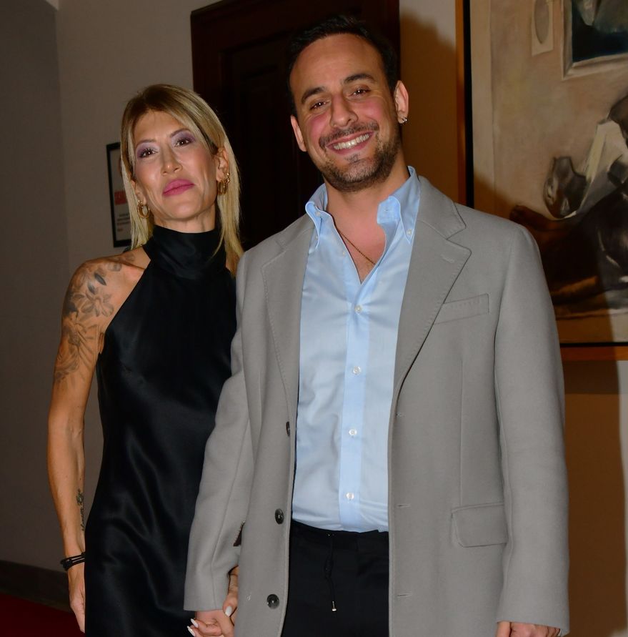 Gülüyorlar, mutlulukları yüzlerine yansımış, aşk yeni başladı