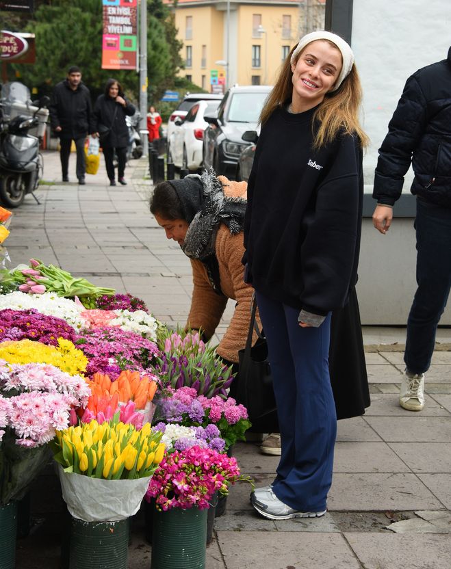 Çiçekler, pişmanlık, dostluk, gönül almayı başarmak