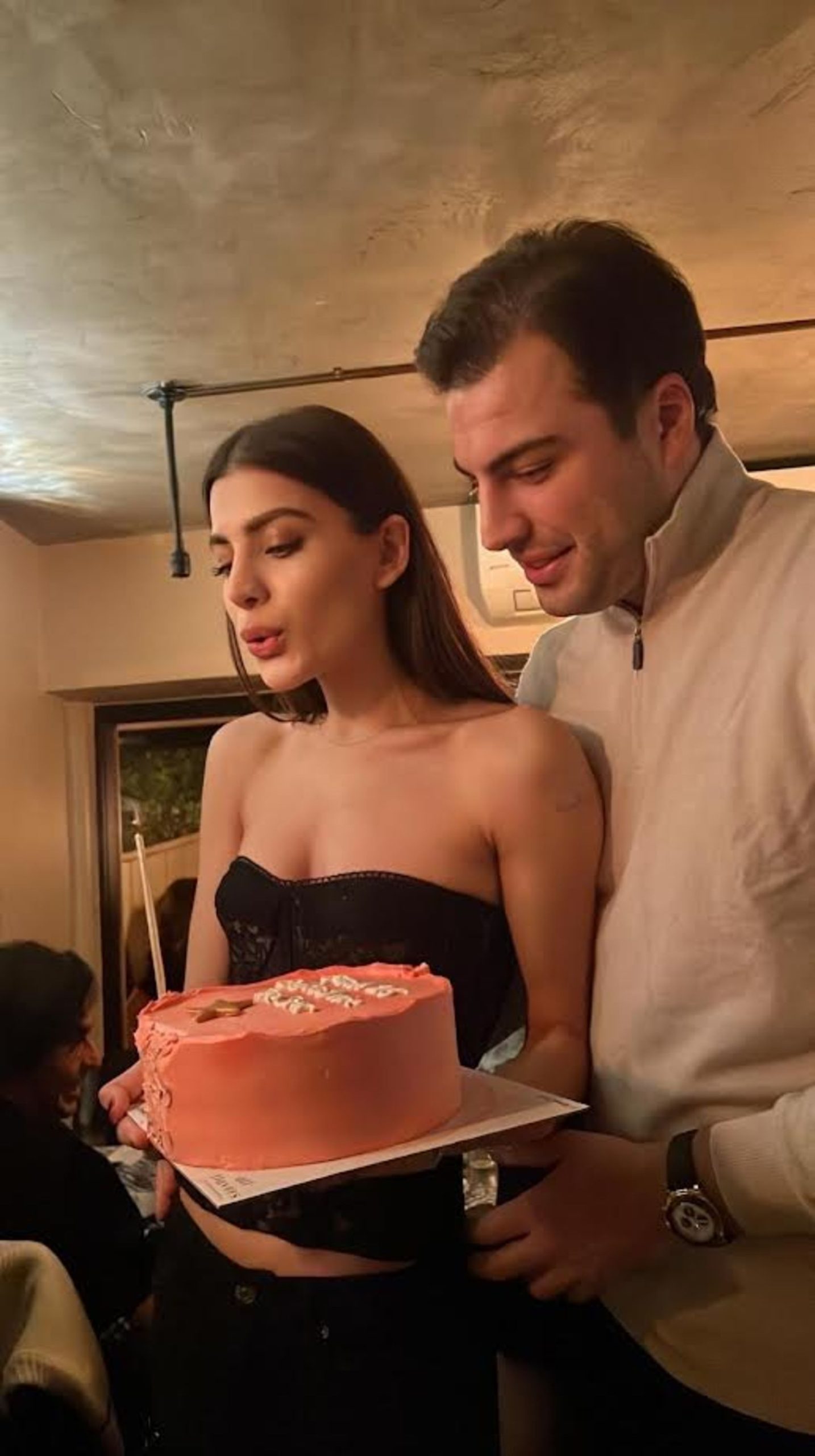 Gülüşler, aşk ve unutulmaz bir doğum günü gecesi