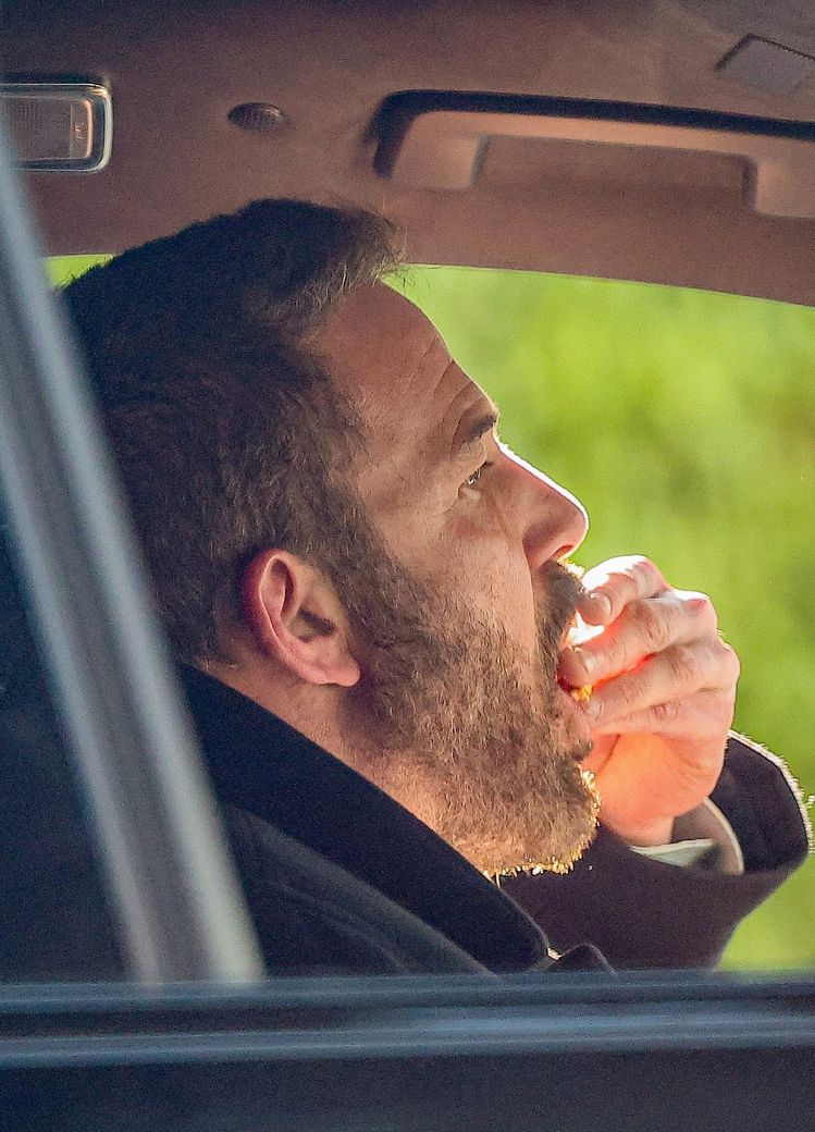 Mısır keyfi yapan Affleck, kameralardan kaçmaya çalışıyor