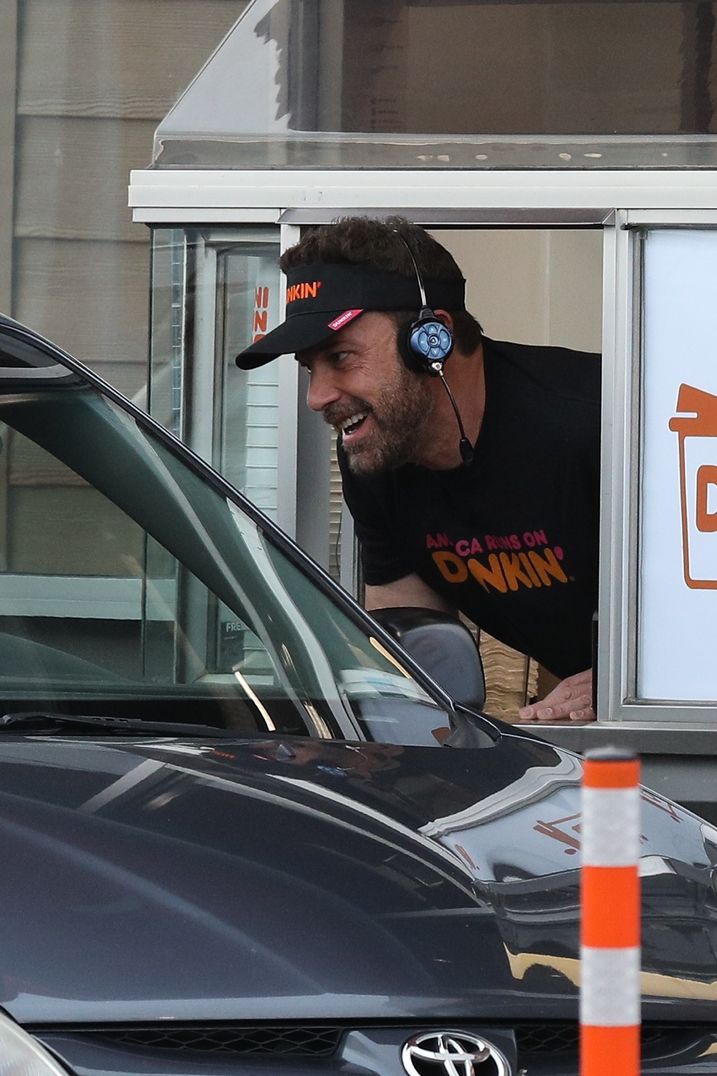 Mısır keyfi yapan Affleck, kameralardan kaçmaya çalışıyor