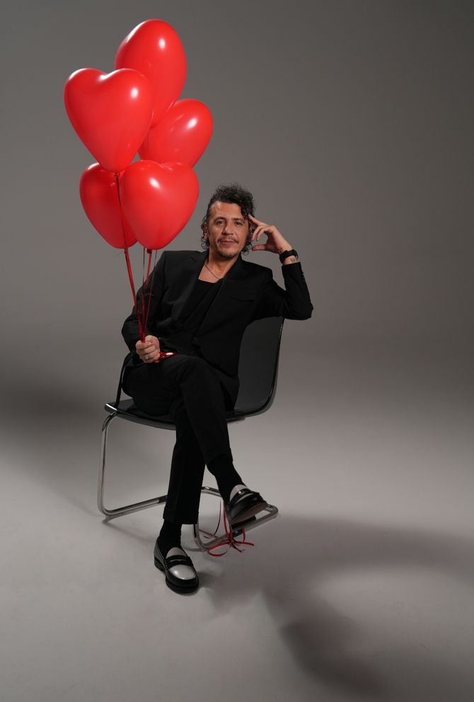 Gülüşüyle aşkı saklıyor, sahne onun aşkı!