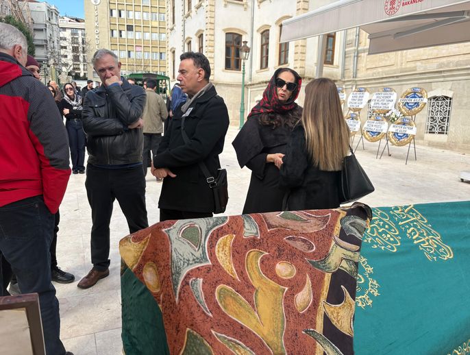 Ayrılık acısı, eski bir güzelle, kalpleri sızlatıyor